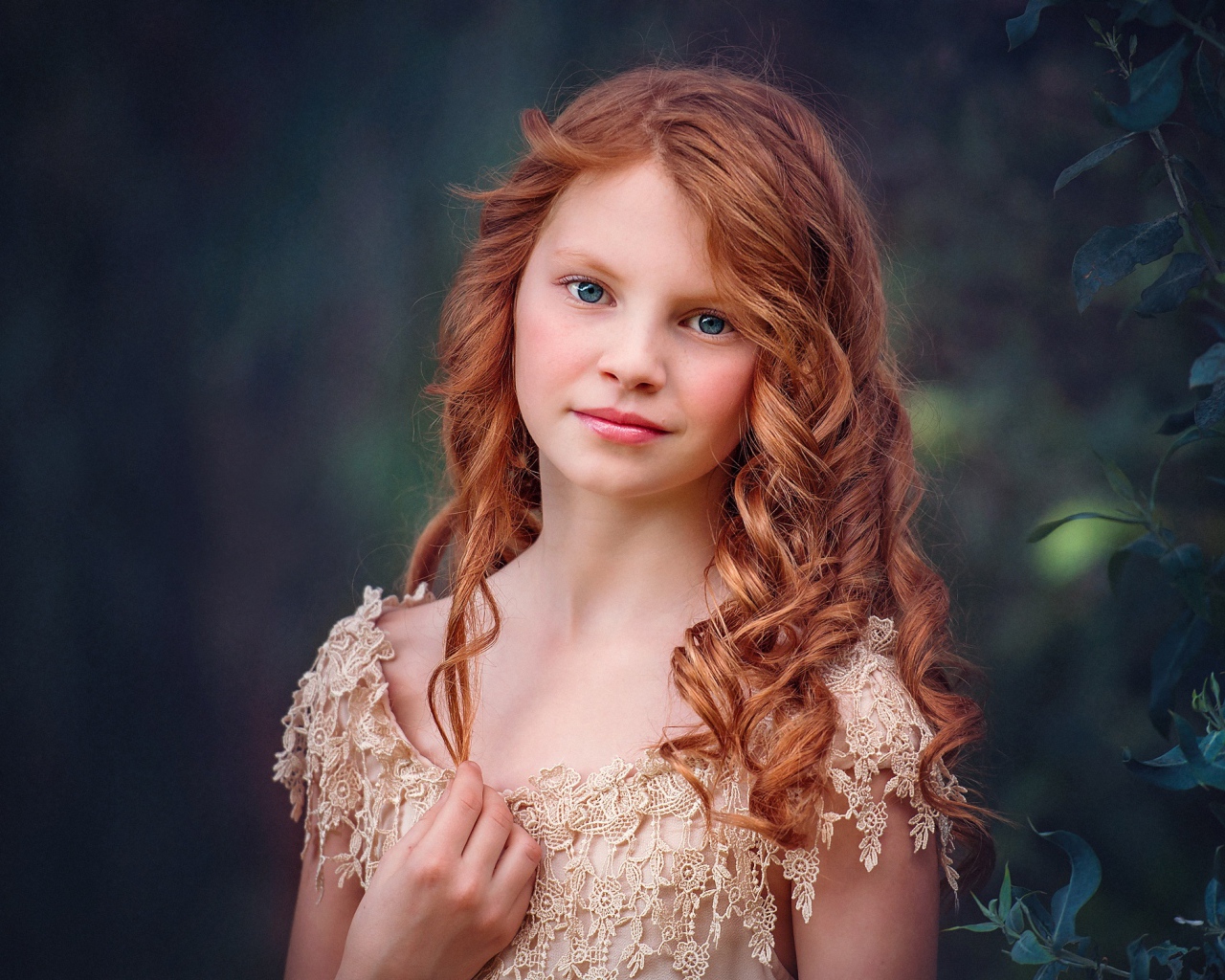 Маленькая голубоглазая рыжеволосая девочка в красивом платье