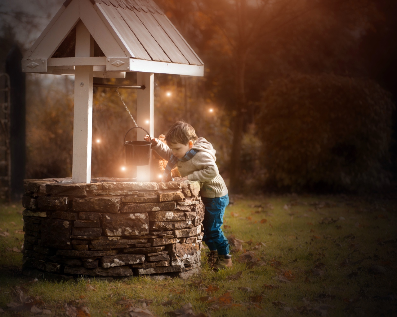 Маленький мальчик у колодца 