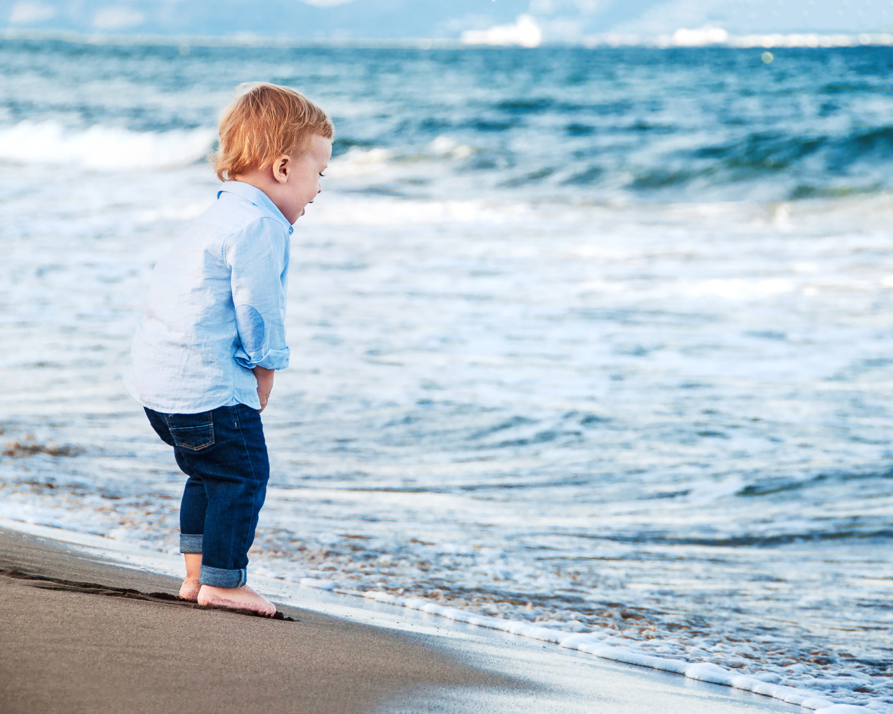 Маленький мальчик на берегу моря 