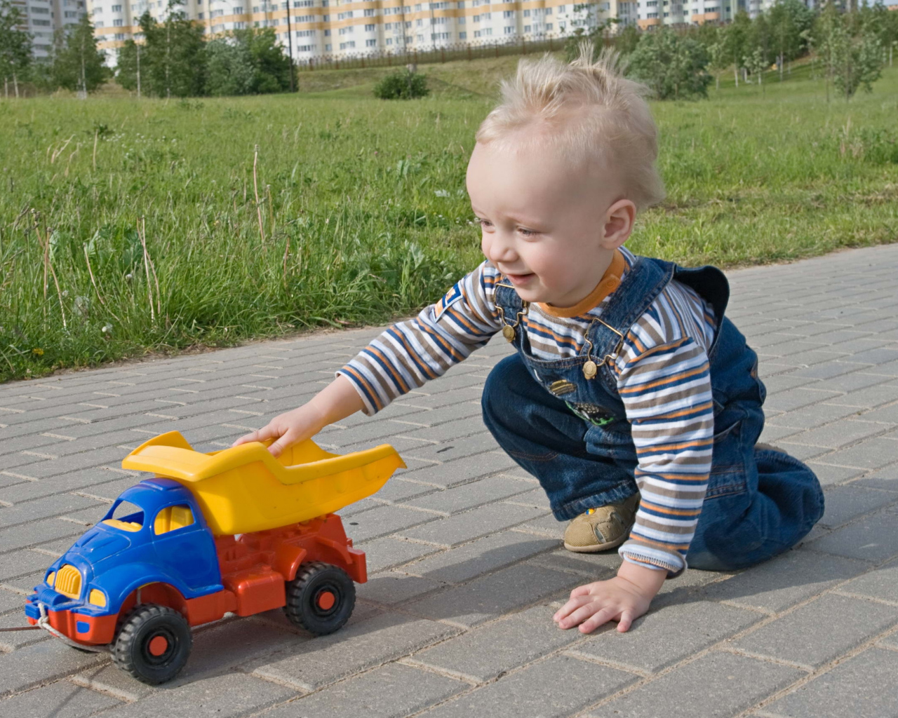 Маленький мальчик играет с машинкой