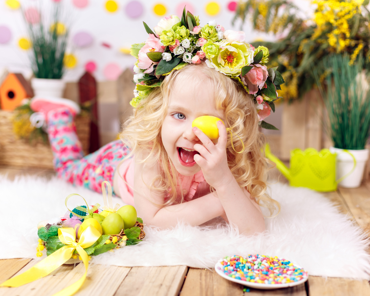 Маленькая веселая девочка с пасхальными яйцами