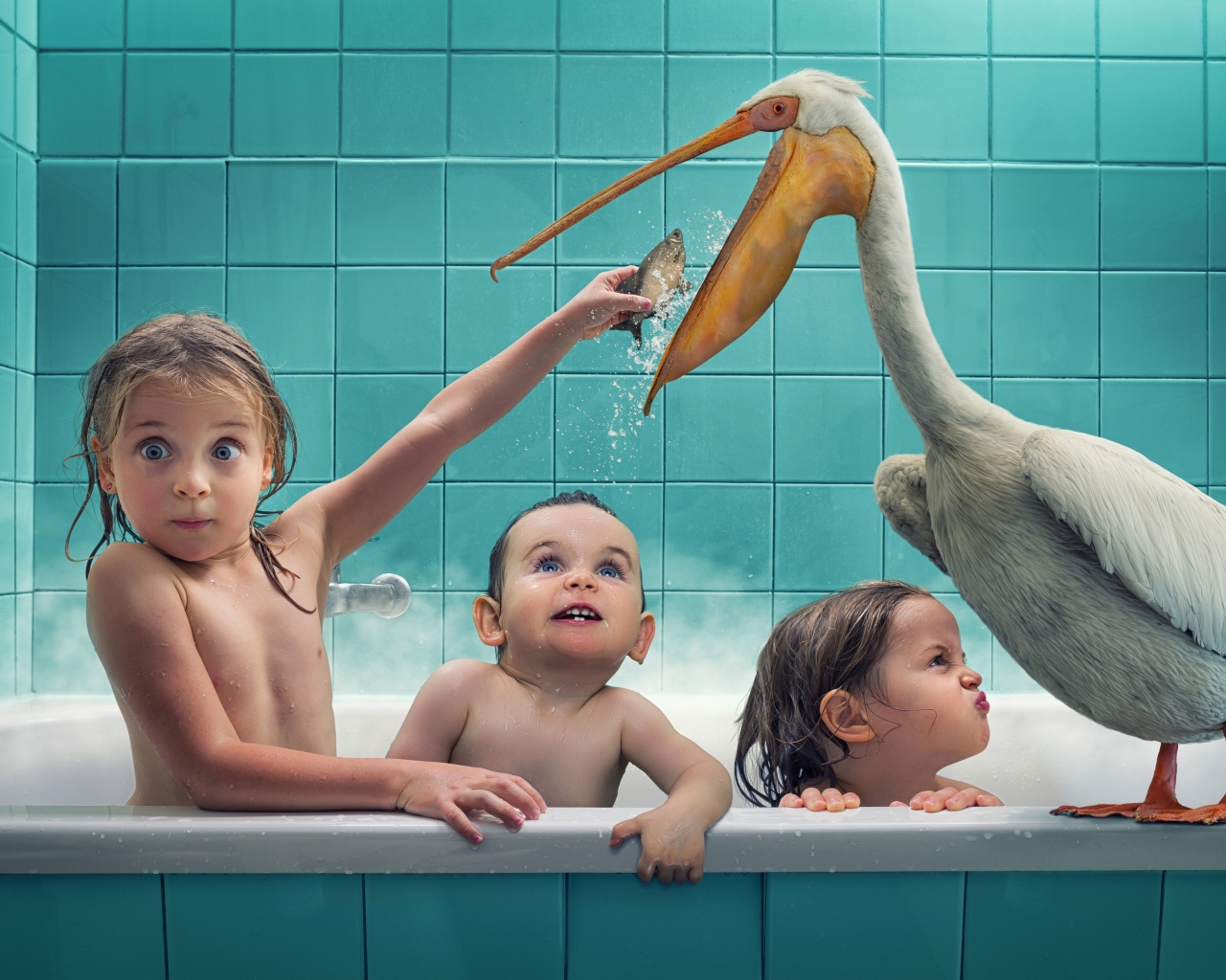 Маленькие дети сидят в ванной с пеликаном