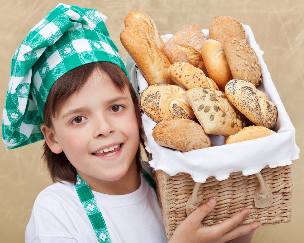 Маленькой поваренок с корзиной свежей выпечки 