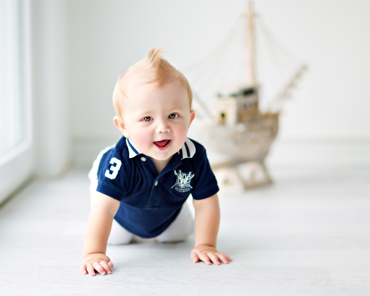 Маленький милый кареглазый мальчик