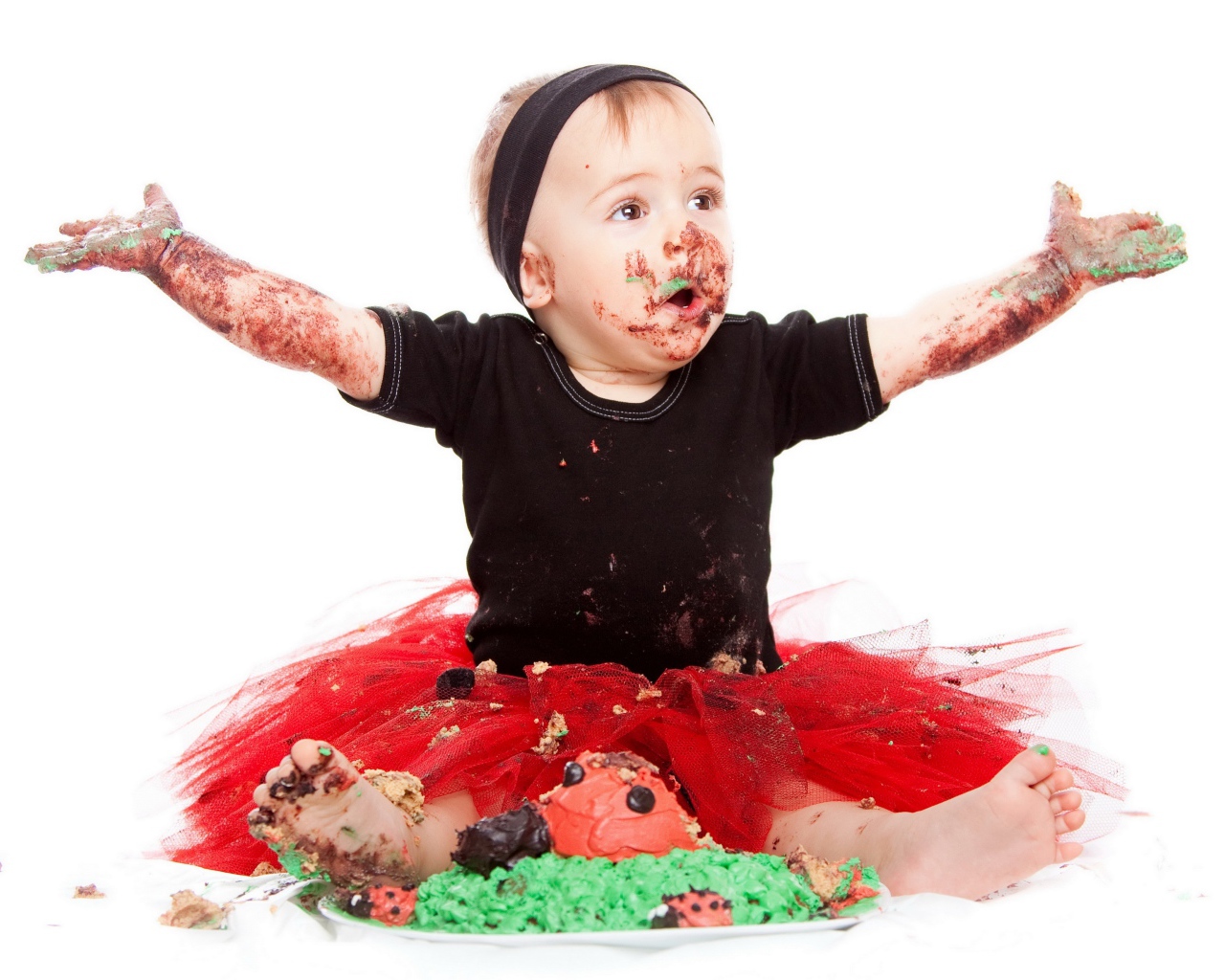 Маленькая смешная девочка в торте на белом фоне