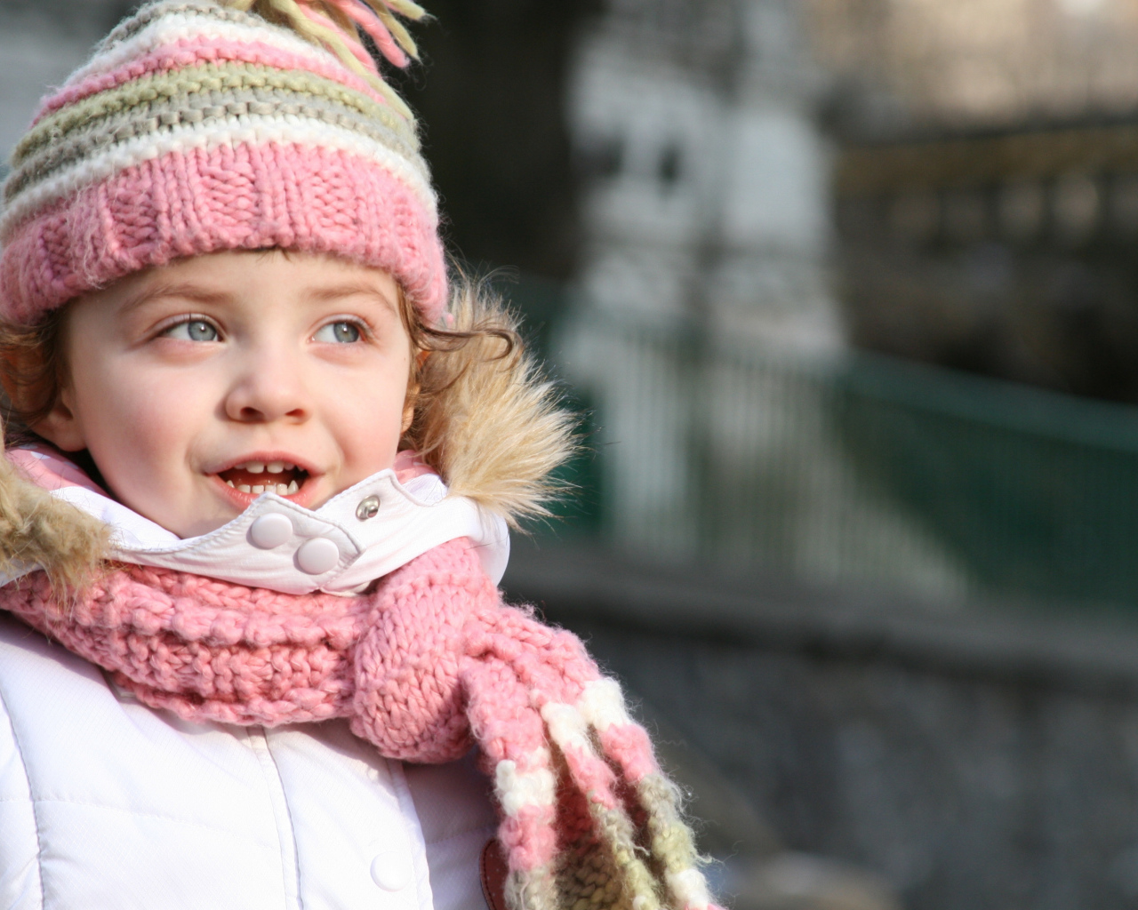 Маленькая девочка в теплой шапке с шарфом
