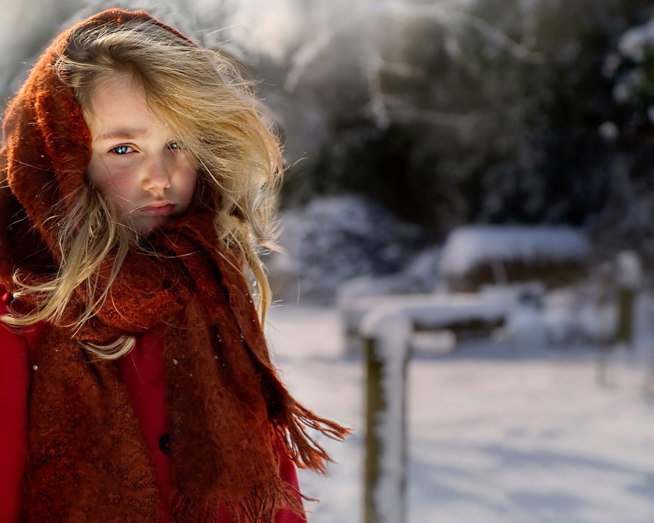 Маленькая девочка в теплом платке зимой