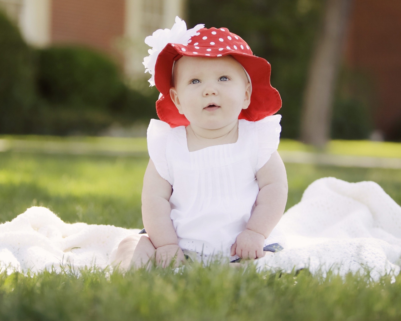 Маленькая девочка в белом платье и красной шляпе