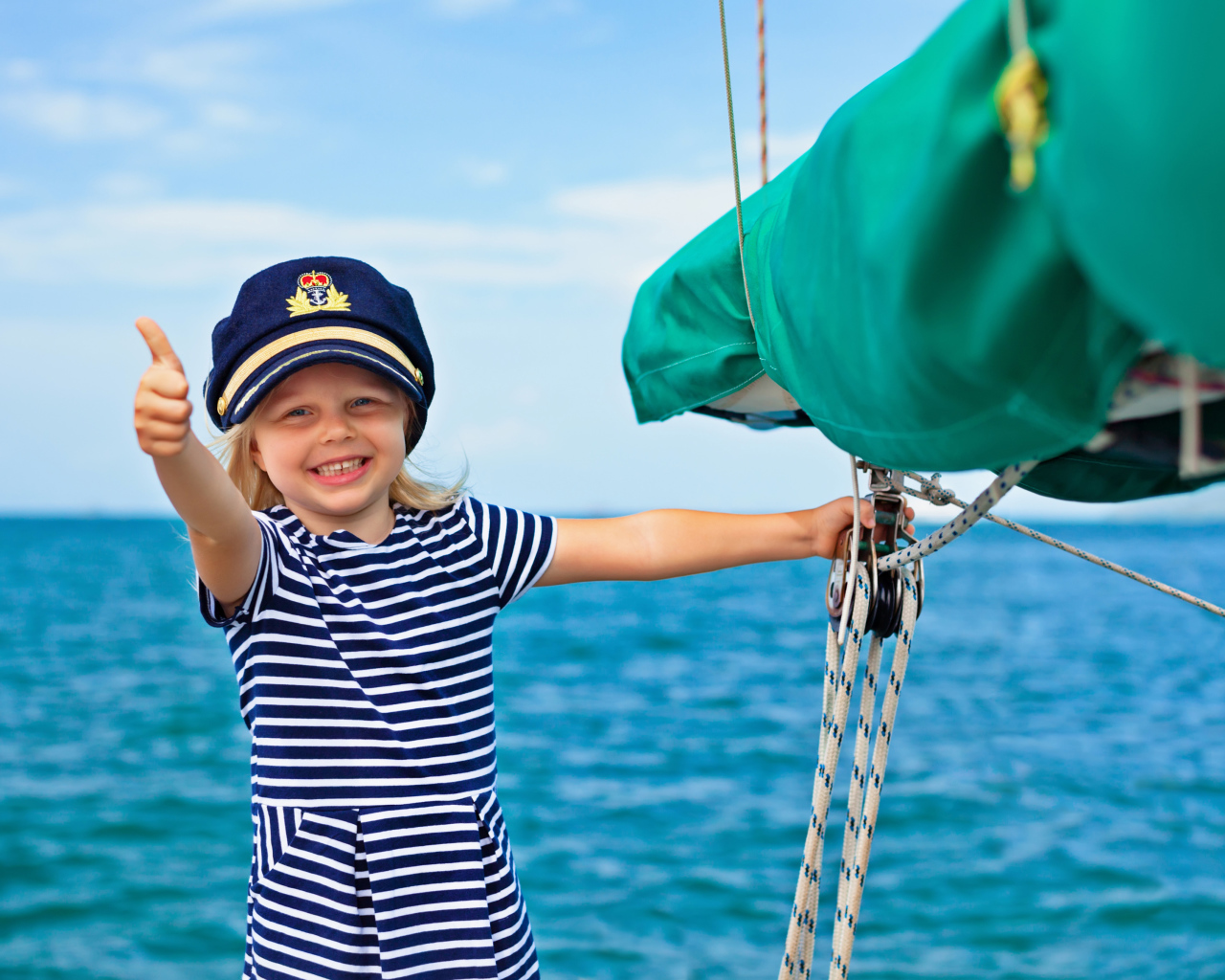 Маленькая девочка в униформе капитана