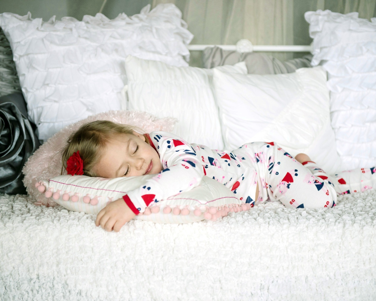 Маленькая девочка спит на подушке