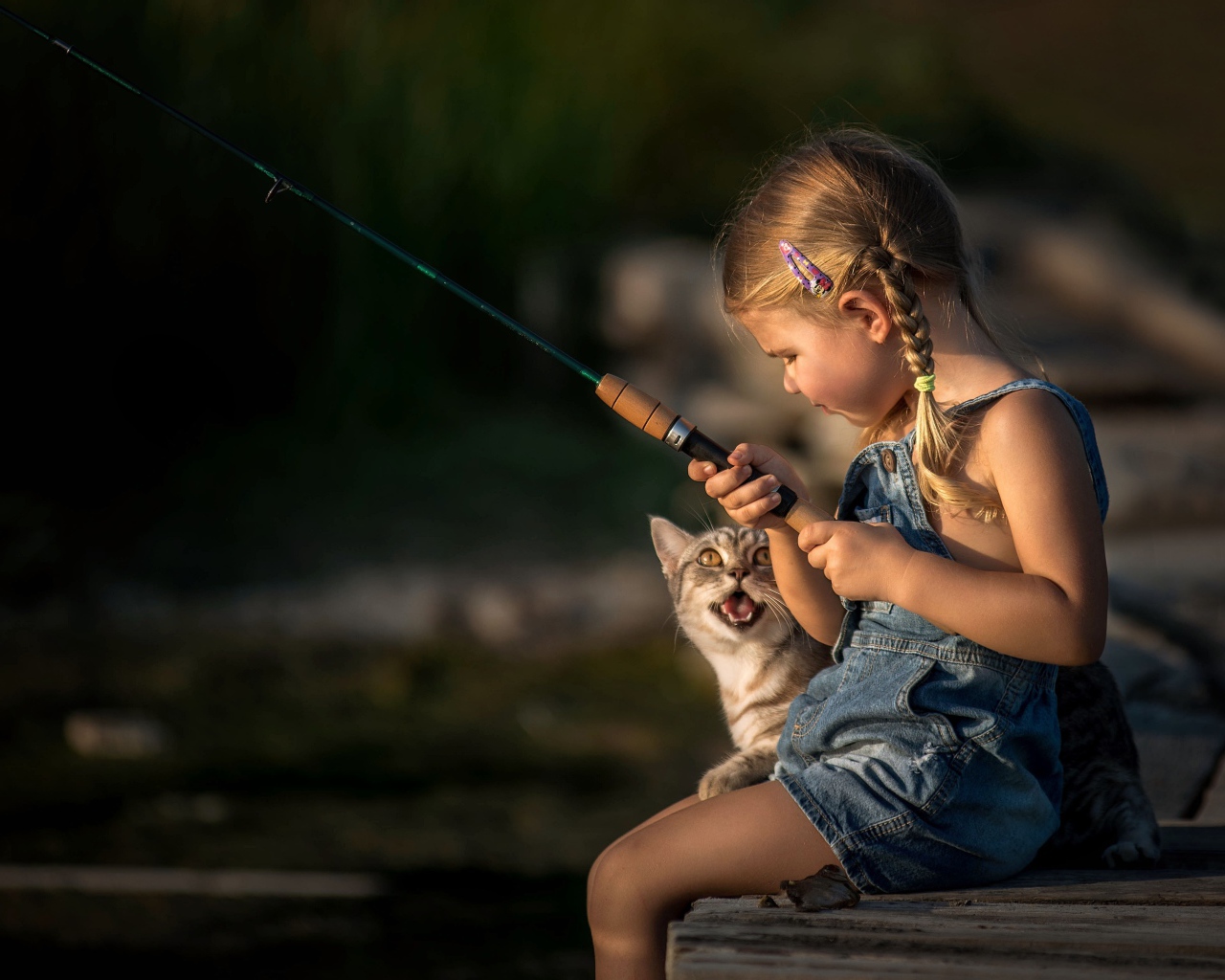 Маленькая девочка на рыбалке с котом