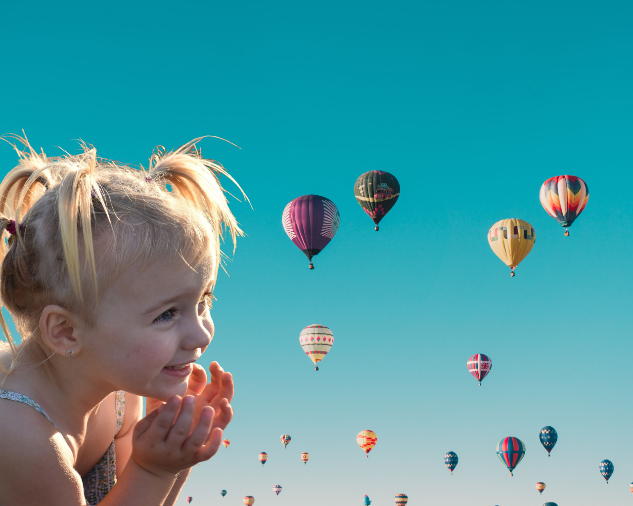 Маленькая девочка на фоне воздушных шаров