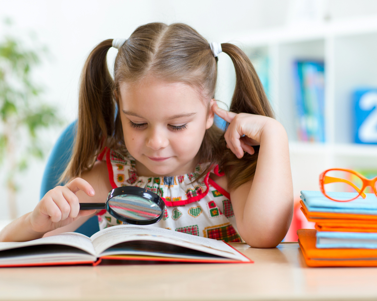 Маленькая девочка школьница с книгой 