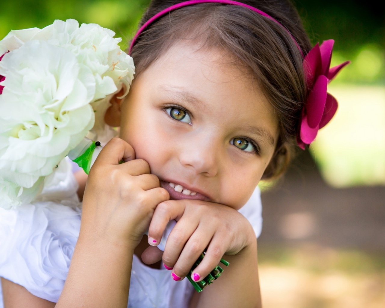 Маленькая девочка с букетом белых цветов в руках