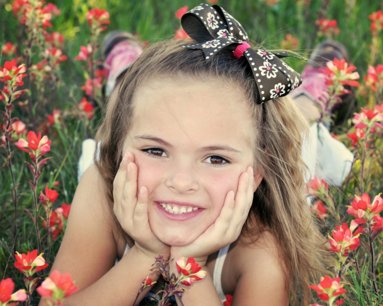 Маленькая девочка с бантом на голове