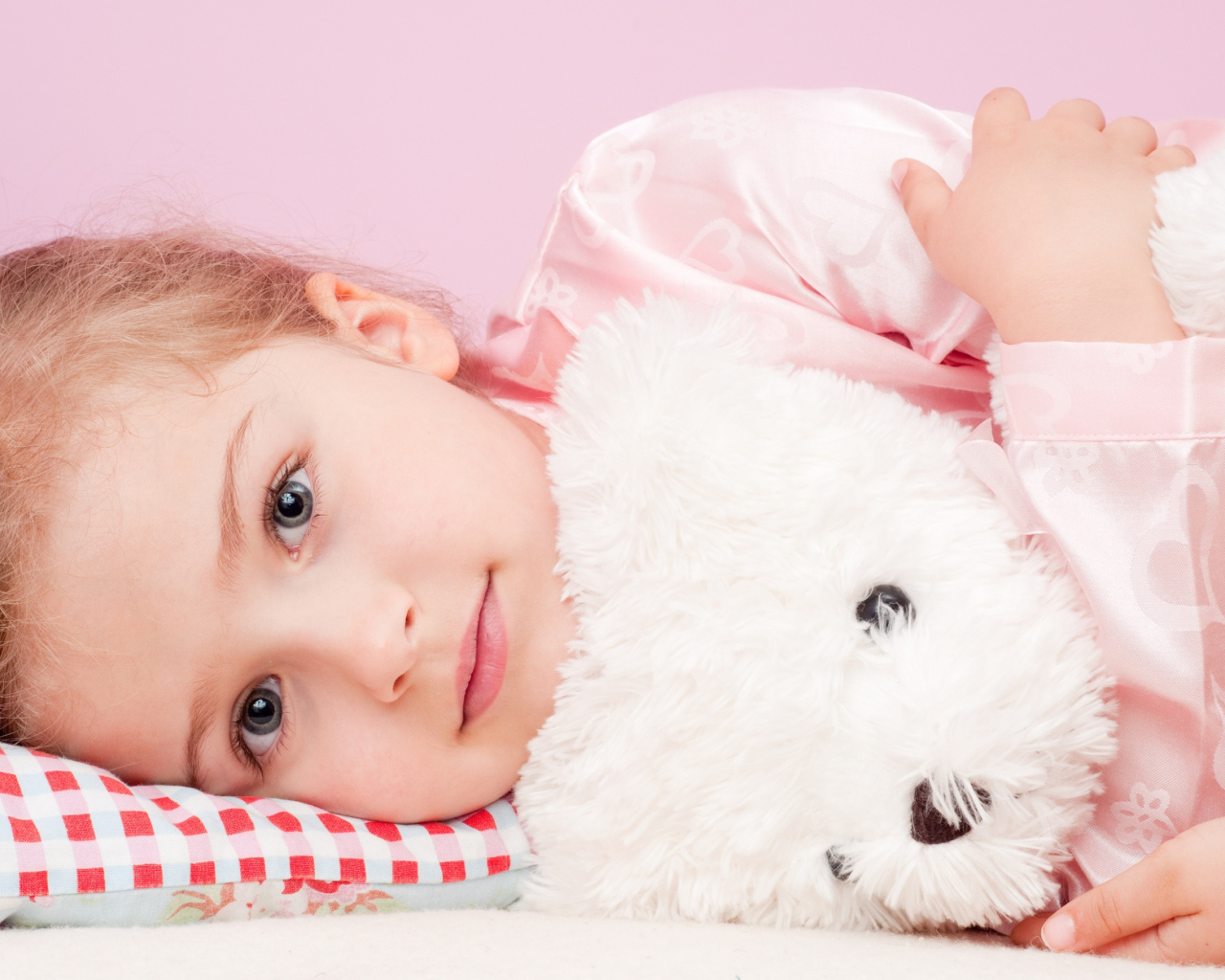 Маленькая девочка с белым игрушечным медведем