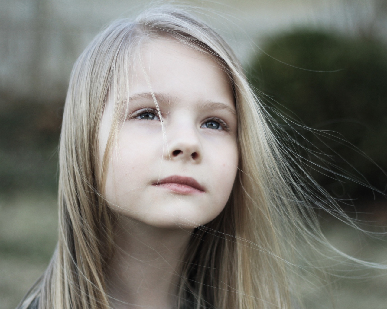 Маленькая девочка с распущенными волосами
