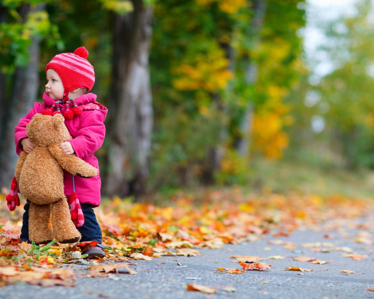 Маленькая девочка с игрушкой на дороге