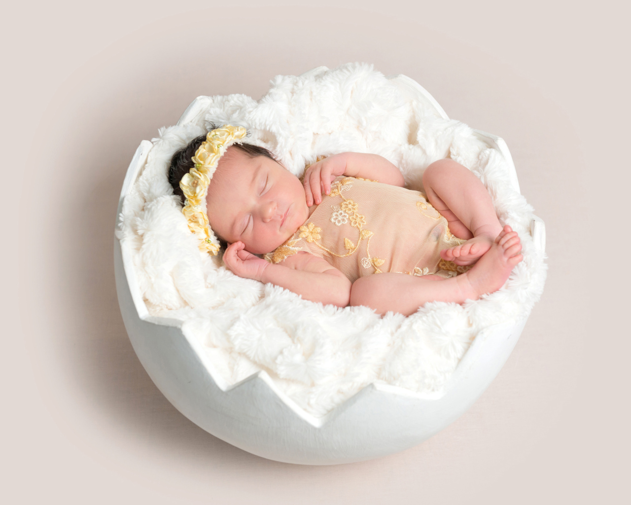 Маленькая новорожденная девочка в забавной колыбели