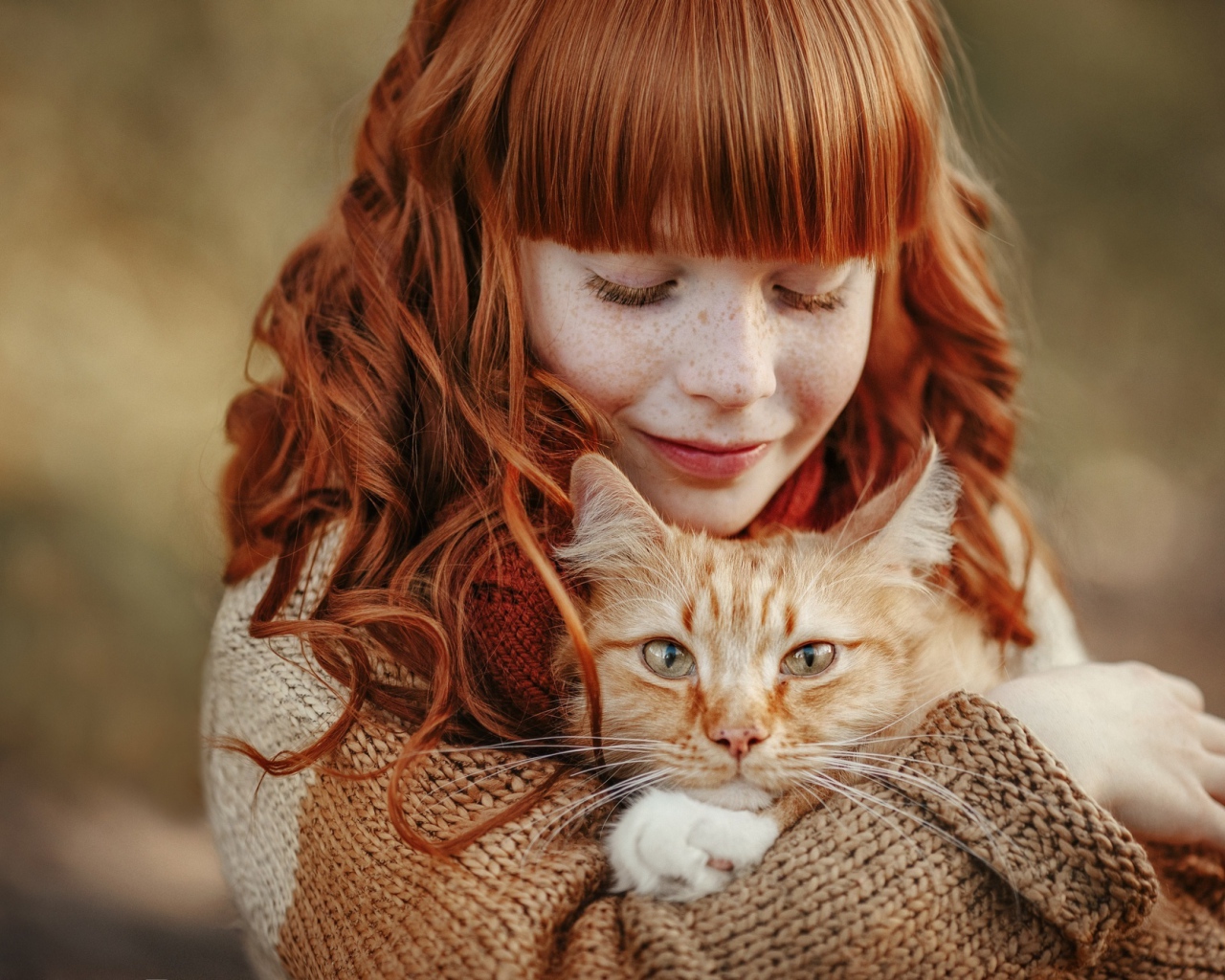 Маленькая рыжеволосая девочка с котом