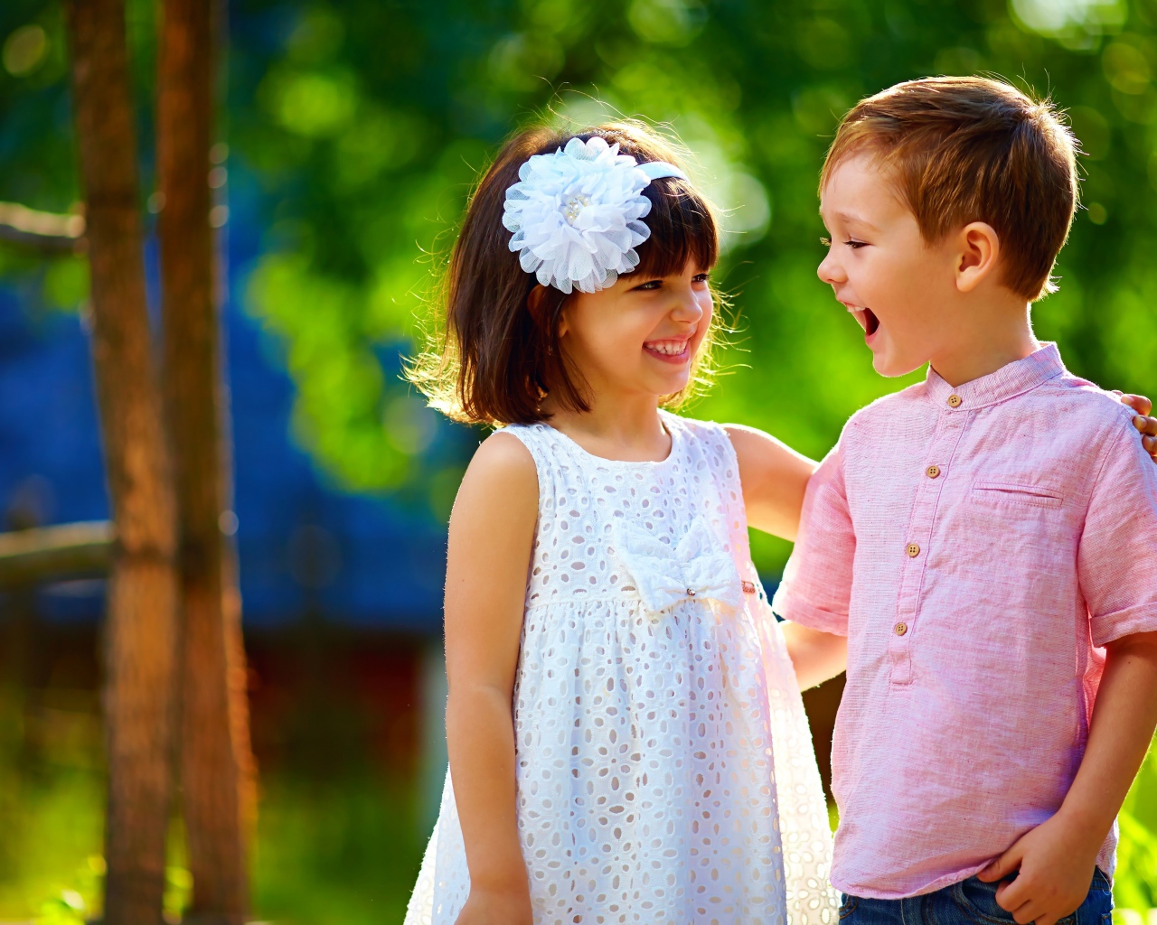 Маленькие улыбающиеся мальчик и девочка