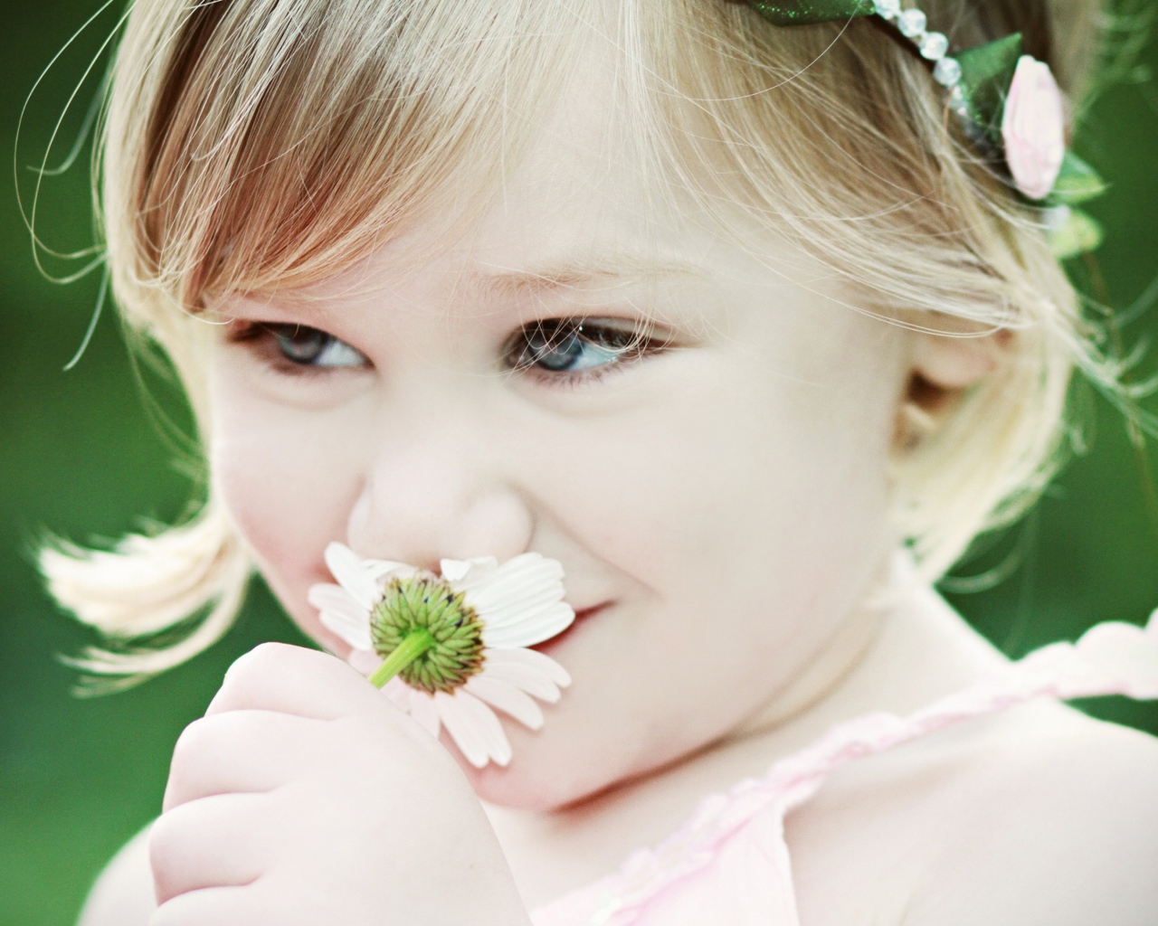 Милая девочка с красивыми глазами с ромашкой