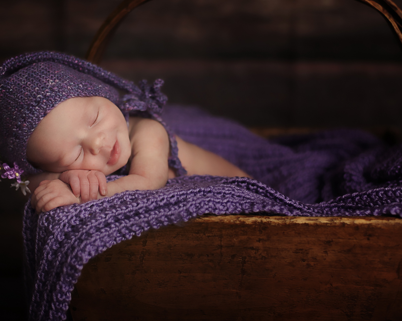 Новорожденный ребенок улыбается во сне