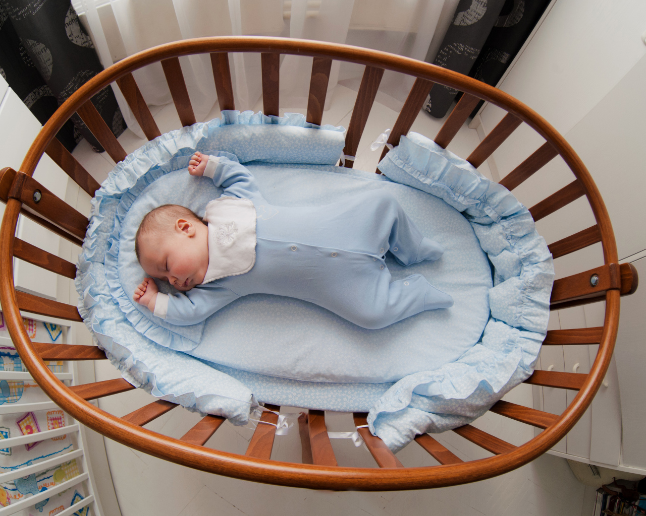 Спящий грудной ребенок в кроватке