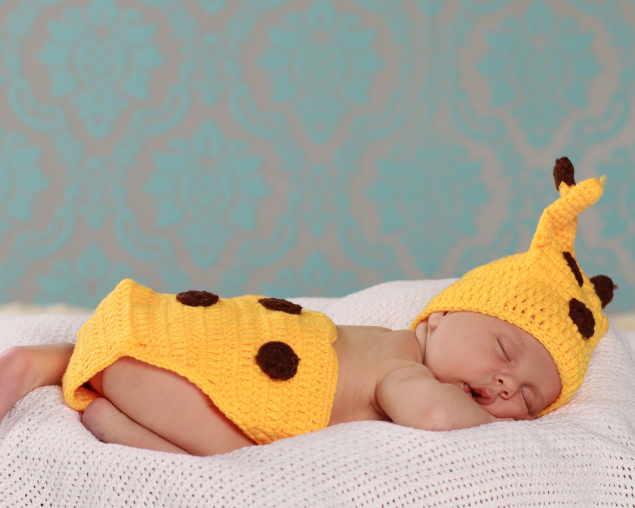 Спящий младенец в вязаном костюме Пикачу