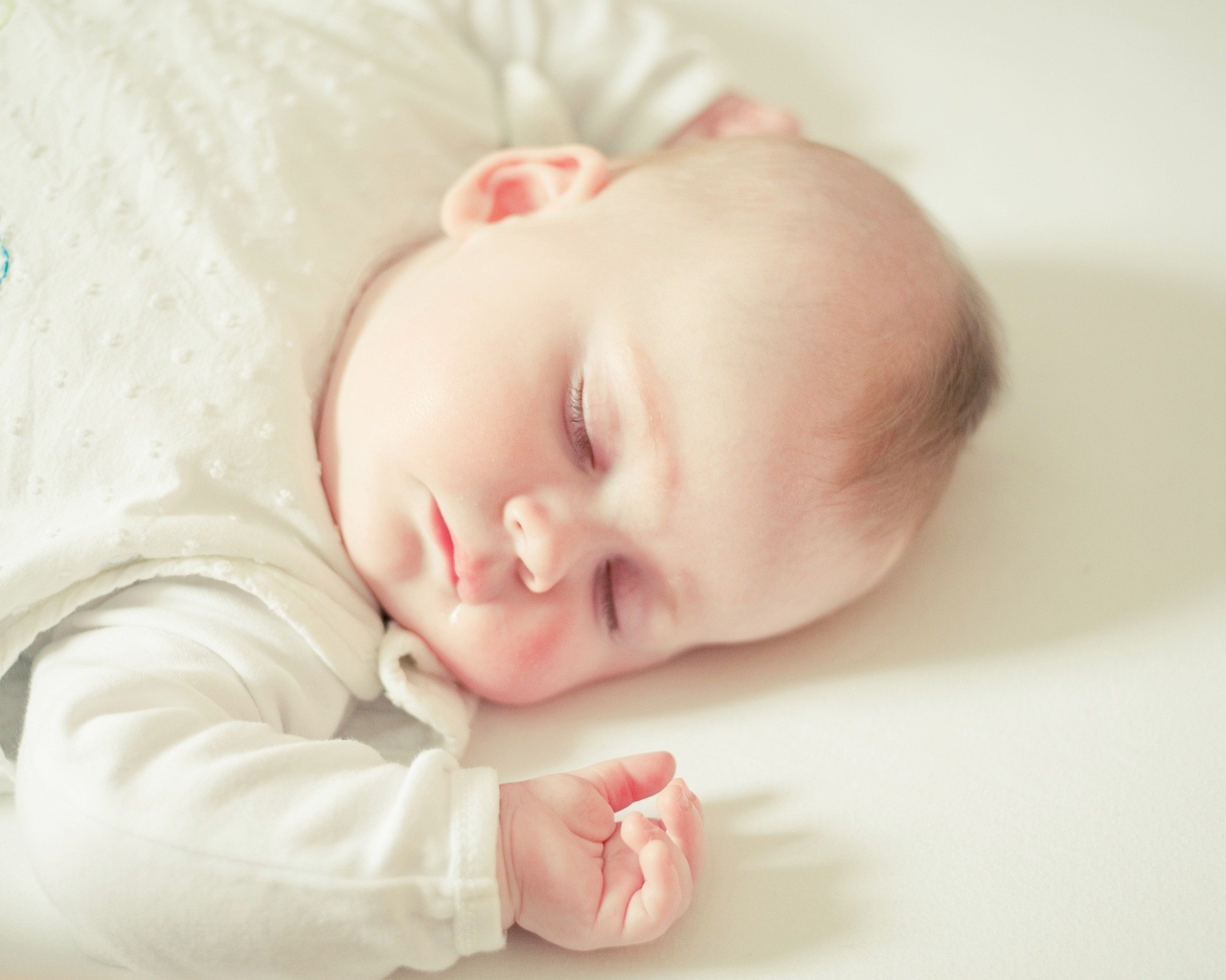 Спящий милый грудной ребенок