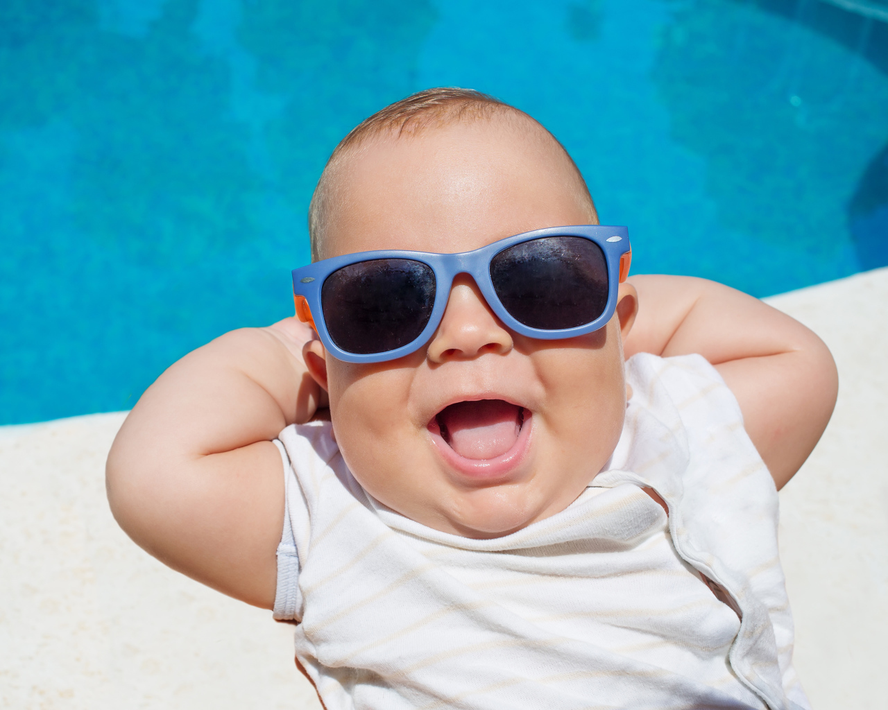 Улыбающийся младенец  солнечных очках 