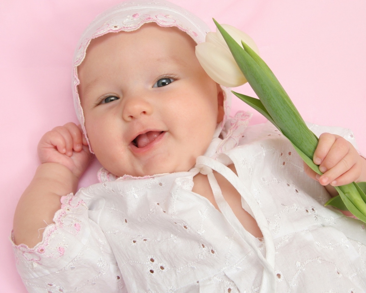 Улыбающийся младенец с тюльпаном