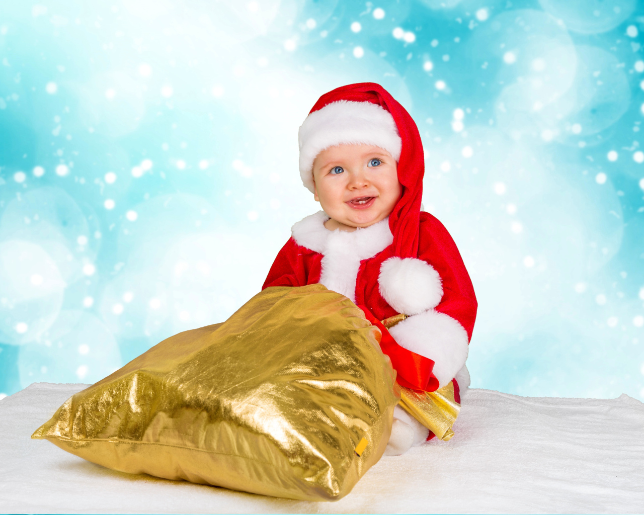 Улыбающийся ребенок в костюме Санта Клауса  с мешком 