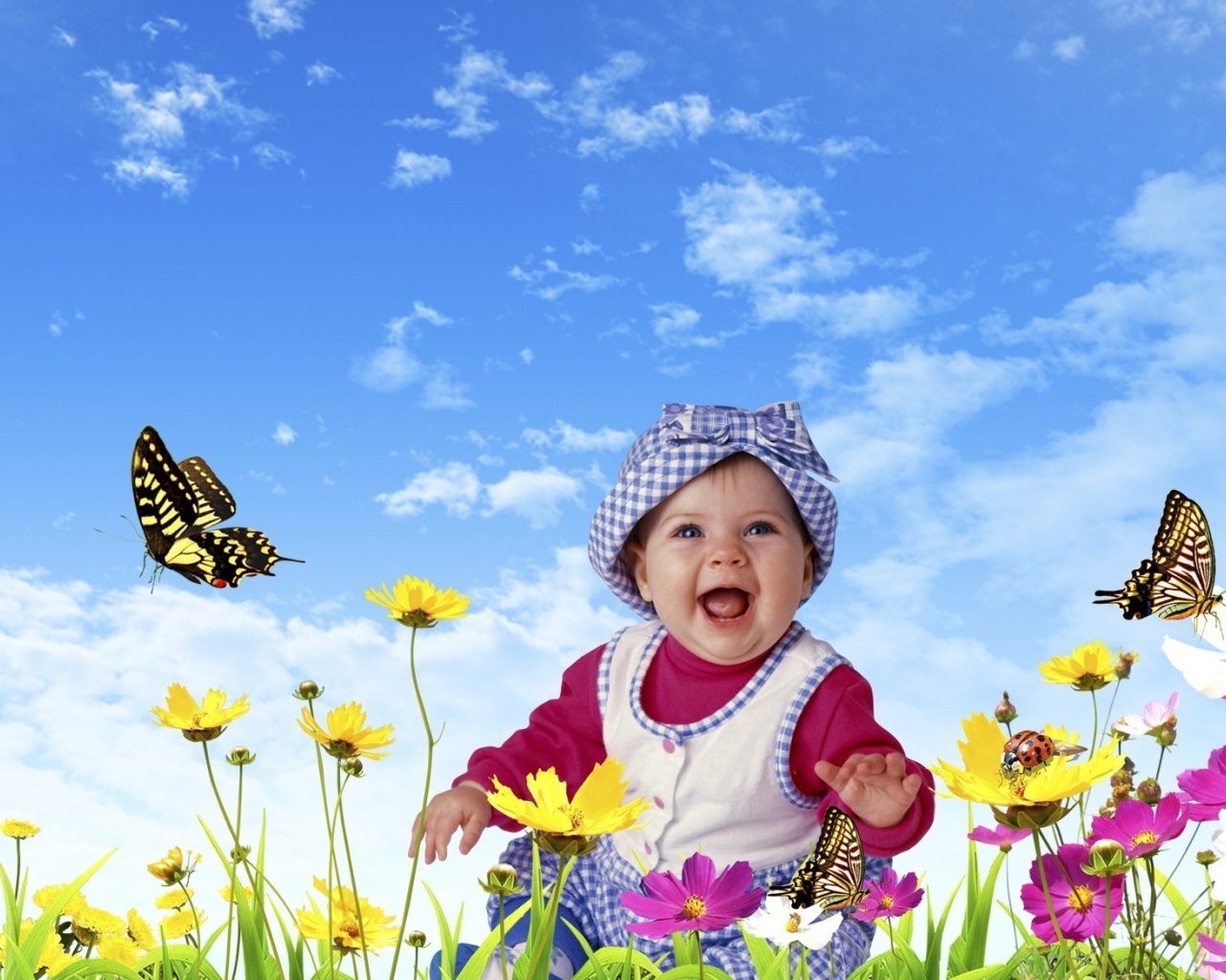 Улыбающийся ребенок на фоне голубого неба