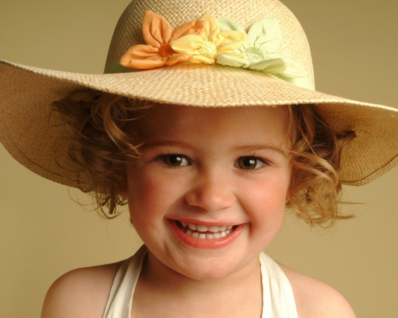 Улыбающаяся девочка в большой шляпе