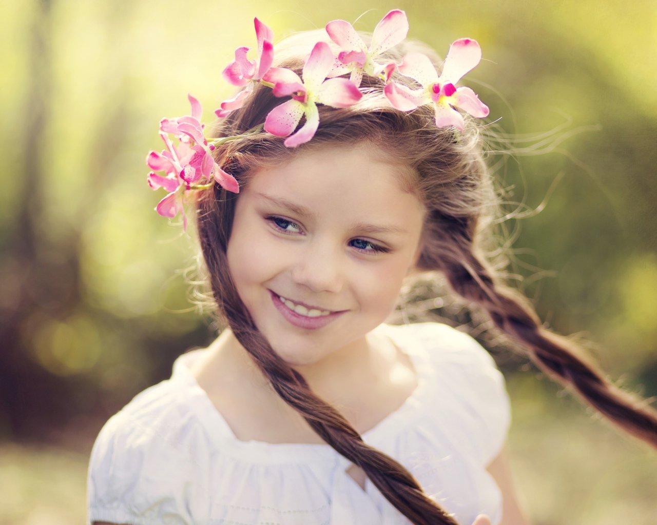 Улыбающаяся маленькая девочка с косичками
