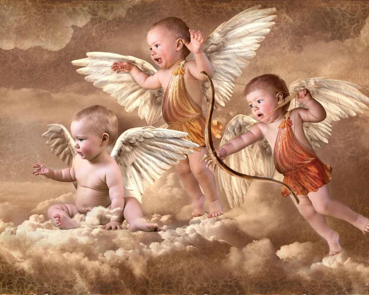 Три маленьких ребенка в костюме купидонов