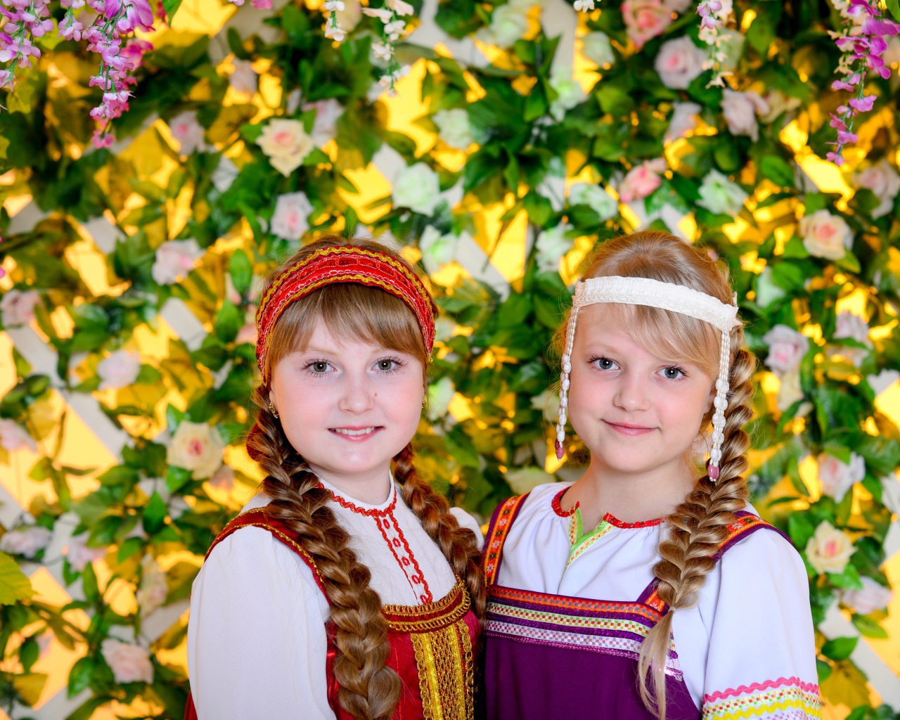 Две девочки в народных костюмах