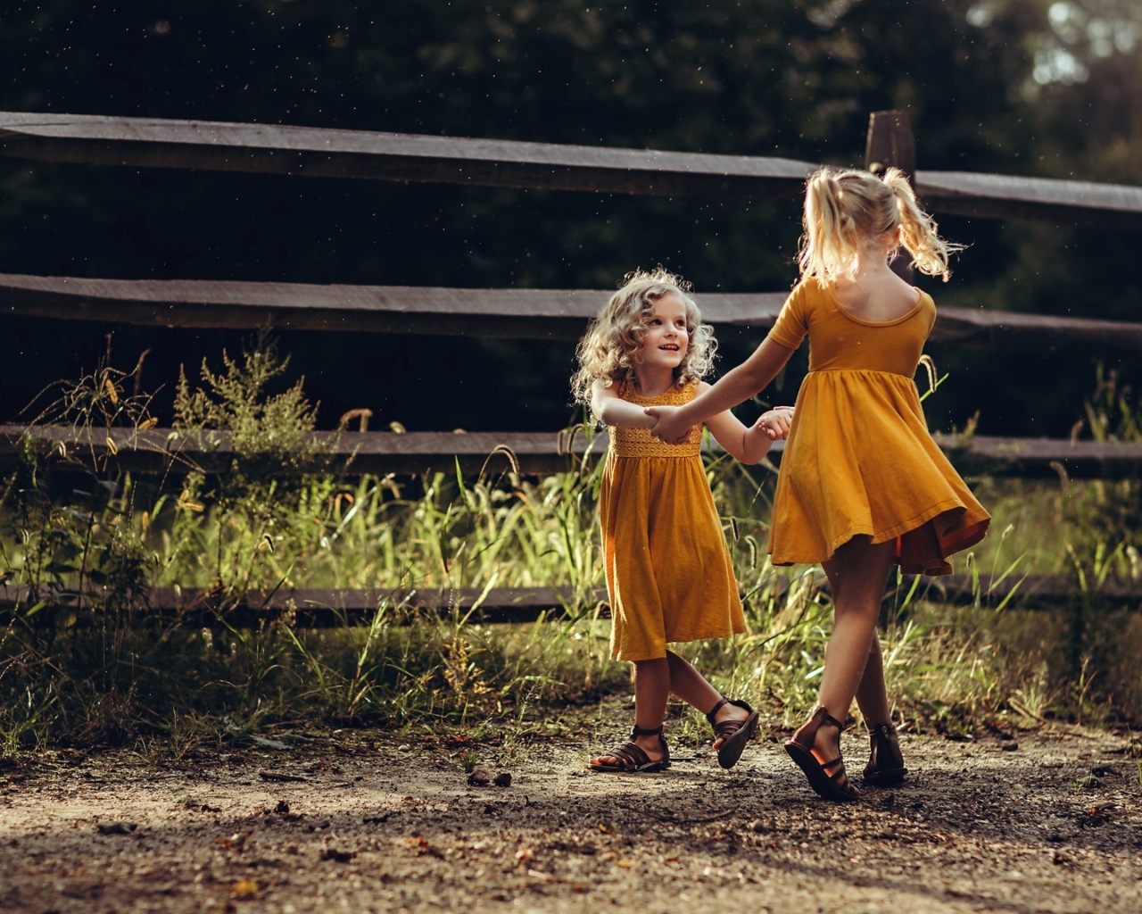 Две маленькие девочки танцуют