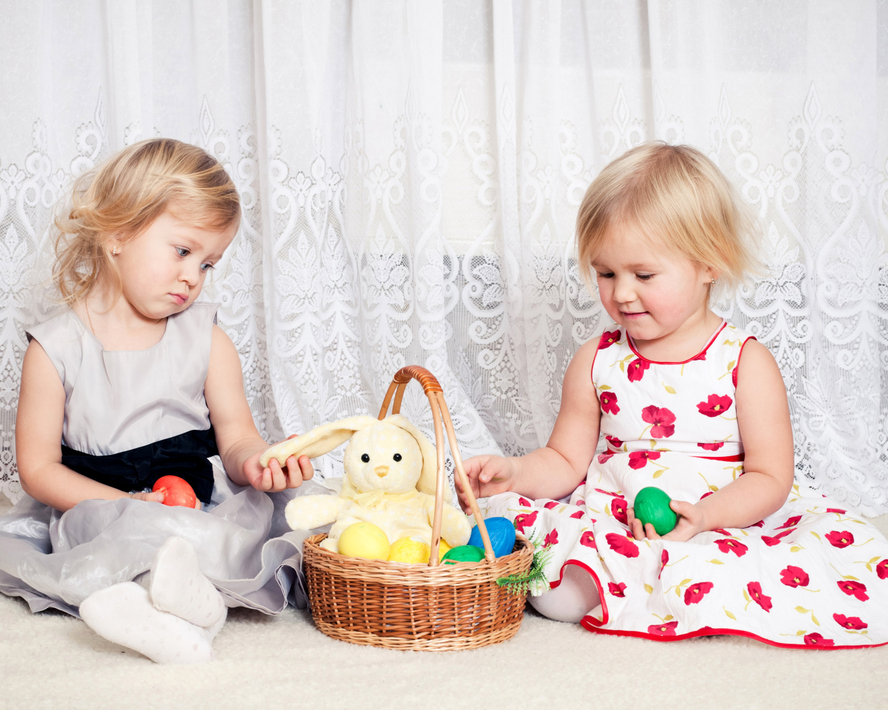 Две маленькие девочки с корзиной пасхальных яиц