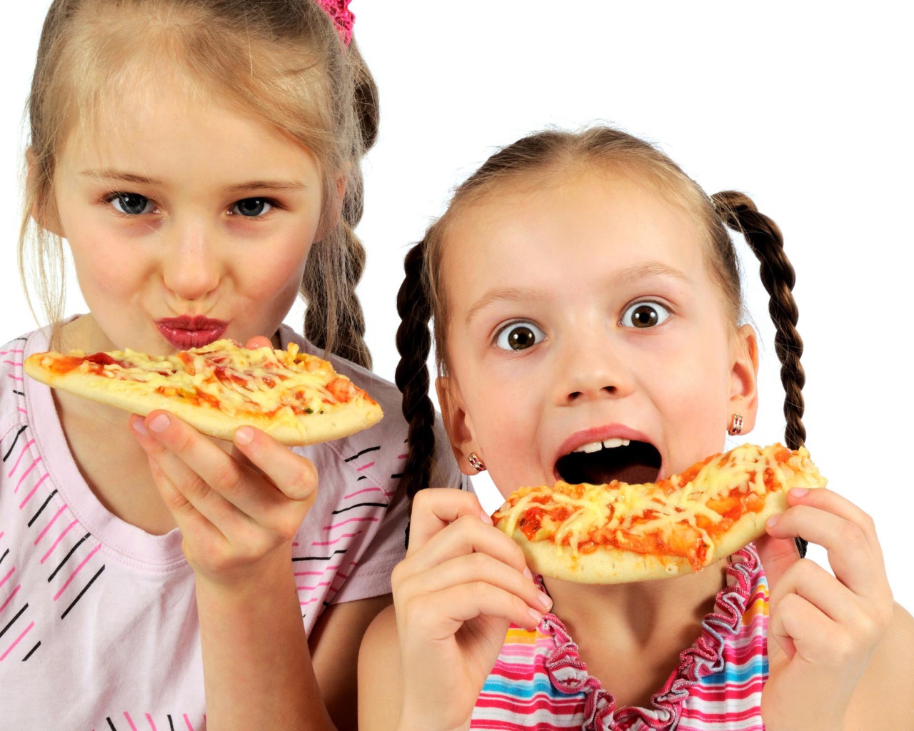 Две маленькие девочки с пиццей