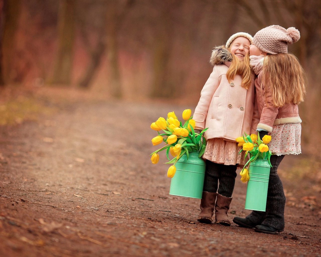 Две маленькие девочки с желтыми тюльпанами весной