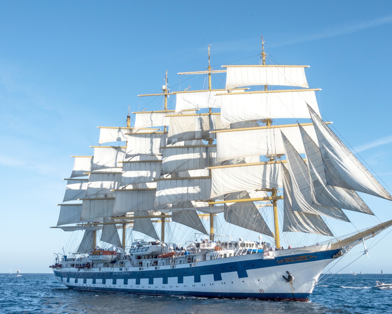 Круизное парусное судно Royal Clipper в море