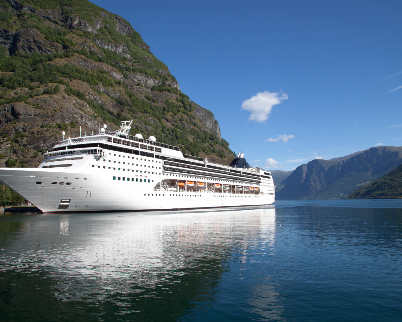 Большой круизный лайнер в заливе