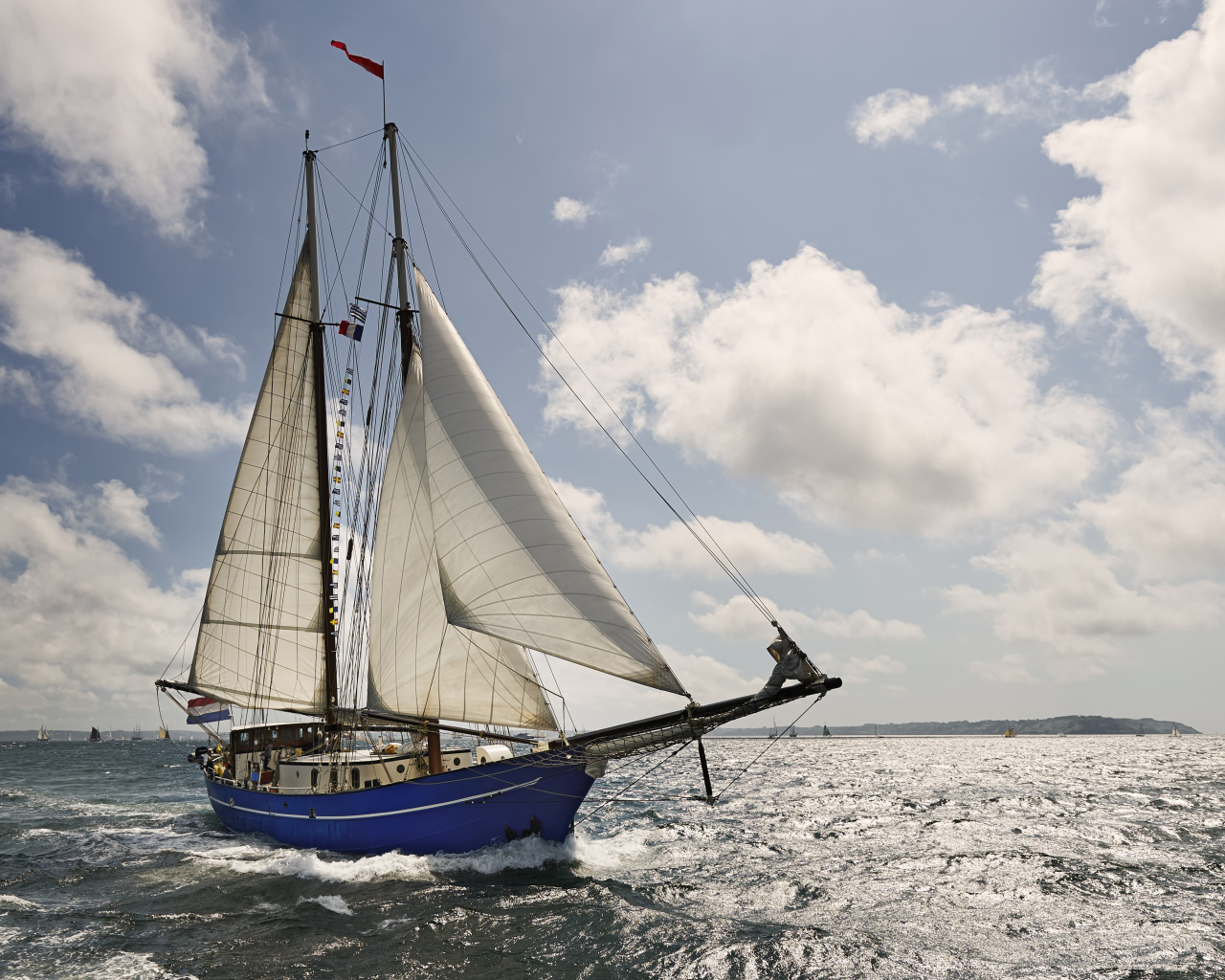 Парусно судно в море солнечным днем