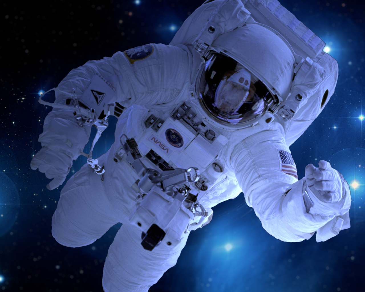 Астронавт в открытом космосе среди звезд
