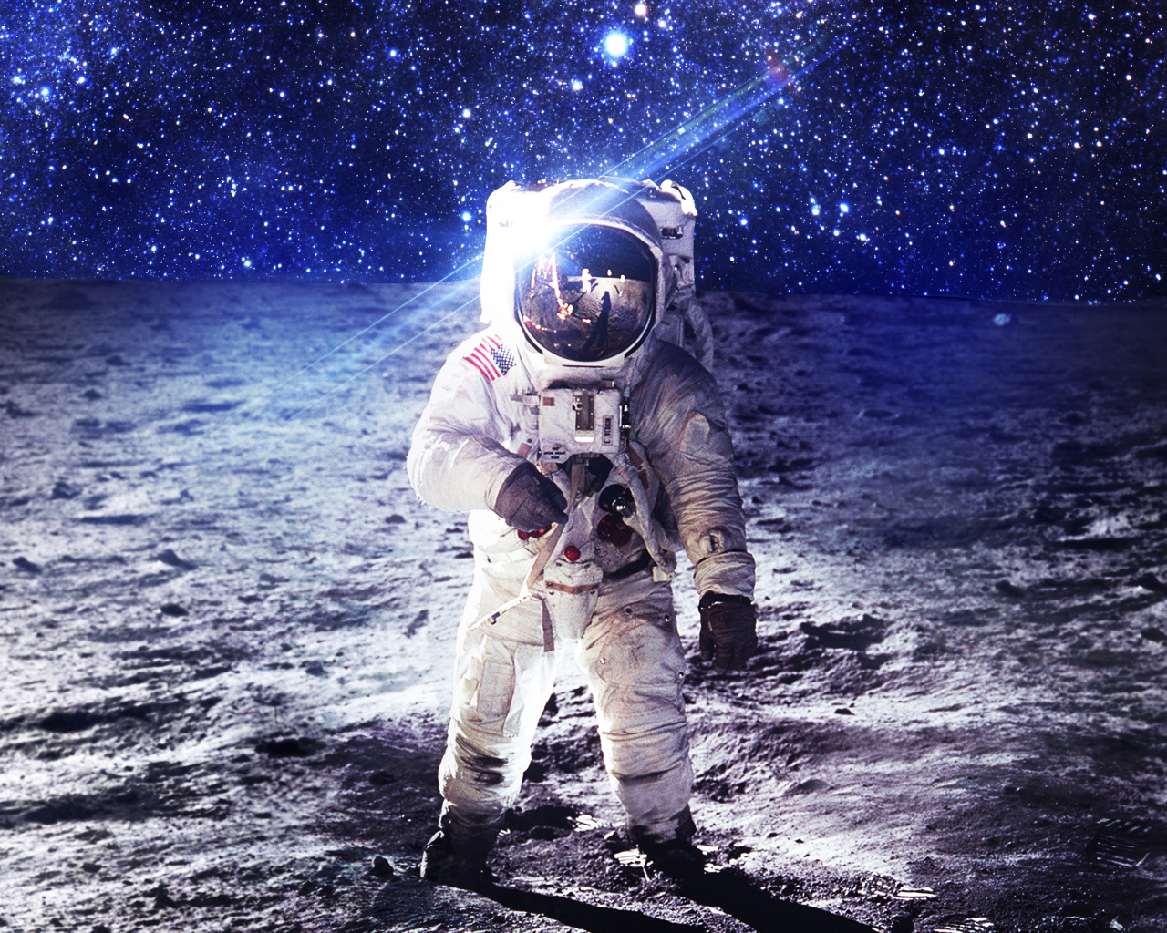 Астронавт идет по поверхности луны