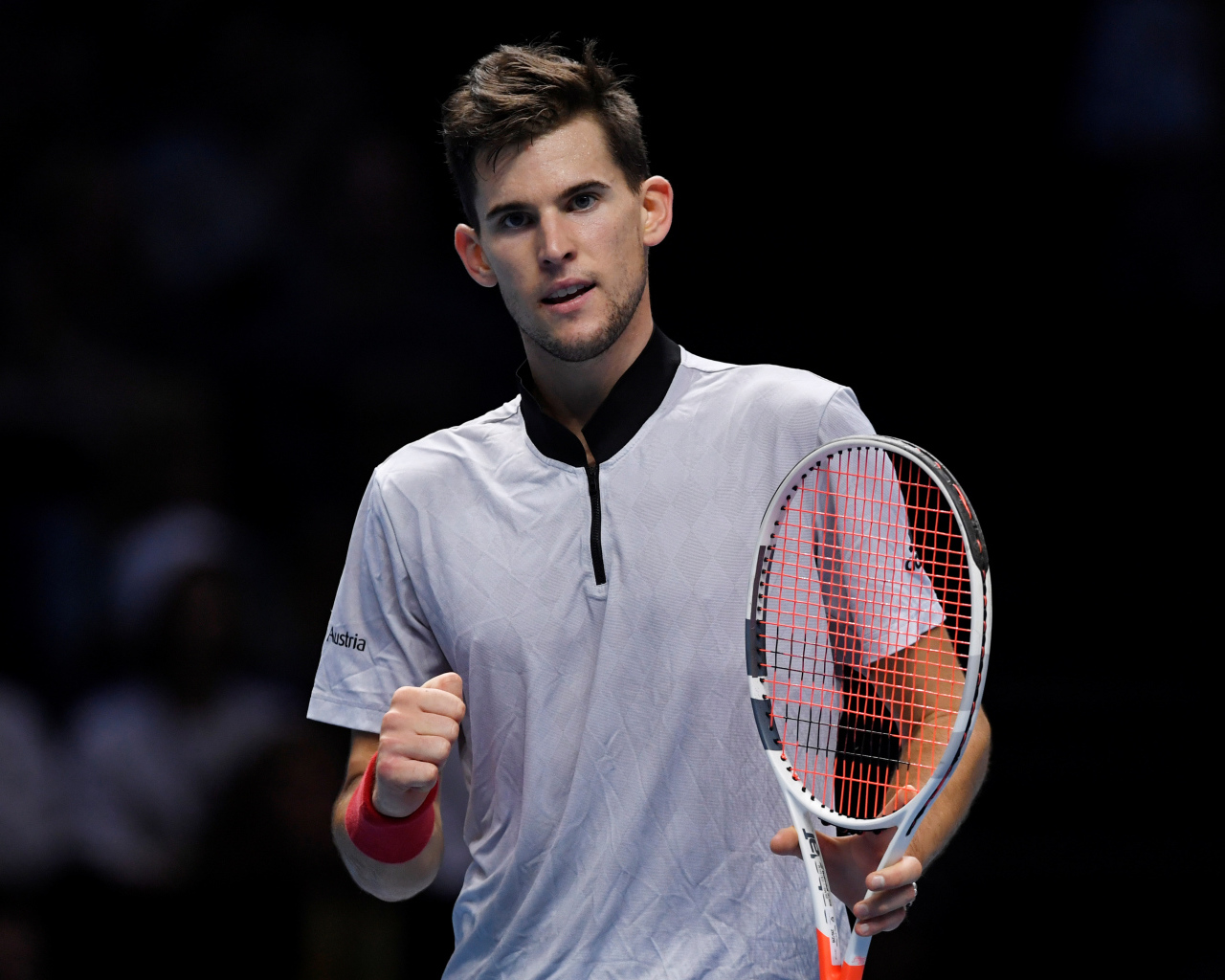 Австрийский теннисист Доминик Тим с ракеткой