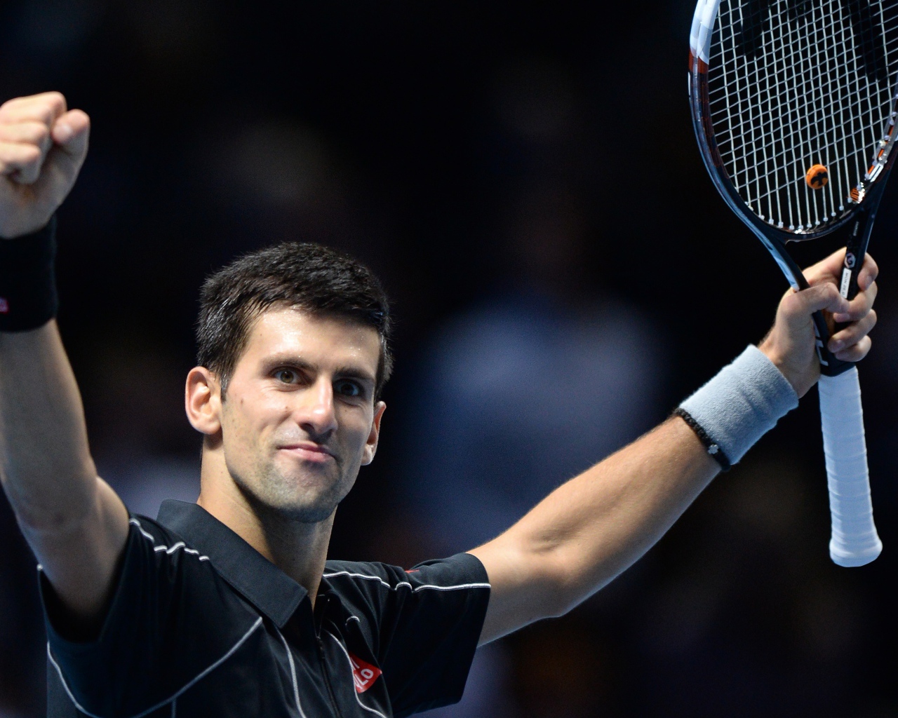 Новак Джокович сербский профессиональный теннисист с ракеткой в руке