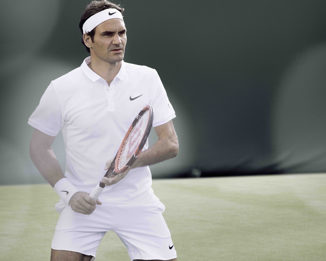 Популярный теннисист  Роджер Федерер на корте